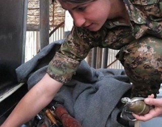Modelja kanadeze që luftoi kundër ISIS’it rrëfen tmerret që pa në fushëbetejë [Foto/ Video]