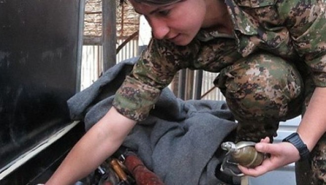 Modelja kanadeze që luftoi kundër ISIS’it rrëfen tmerret që pa në fushëbetejë [Foto/ Video]