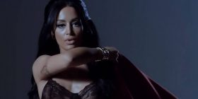 Dafina Zeqirit i fluturojnë gjinjtë…Nora duartroket (Foto)