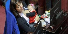 Deputetja ushqen të bijën gjatë seancës plenare (Foto)