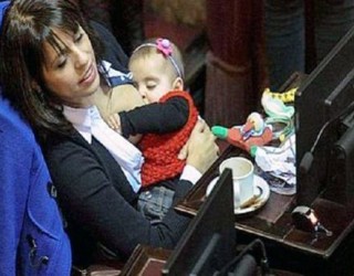 Deputetja ushqen të bijën gjatë seancës plenare (Foto)