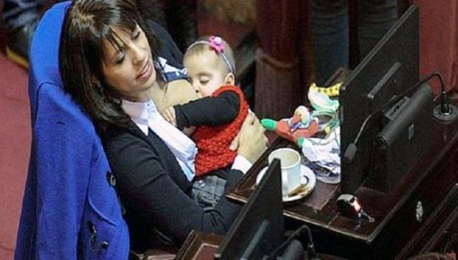 Deputetja ushqen të bijën gjatë seancës plenare (Foto)