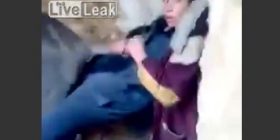 Kapet mat duke bërë seks me gomarin (Video+18)