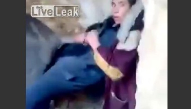 Kapet mat duke bërë seks me gomarin (Video+18)