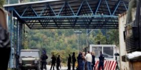 Suspendohen dy oficerë doganor për keqpërdorim të detyrës zyrtare dhe mit-marrje