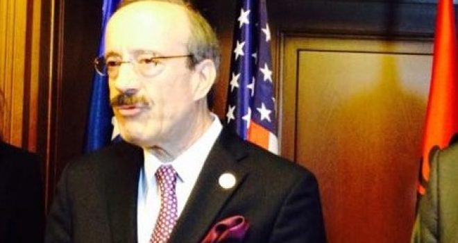 Eliot Engel, thirrje politikanëve në Kosovë të heqin dorë nga dhuna
