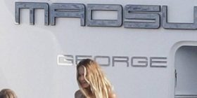 Shoqet e saj janë bërë gjyshe, ajo shpërthen në plazh (Foto)