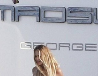 Shoqet e saj janë bërë gjyshe, ajo shpërthen në plazh (Foto)