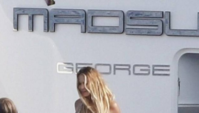 Shoqet e saj janë bërë gjyshe, ajo shpërthen në plazh (Foto)