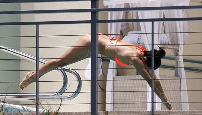 Eva Longoria tregon linjat e mrekullueshme me bikini