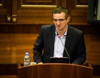 Ja si e futën Vetëvendsje gazin lotsjellës brenda Kuvendit