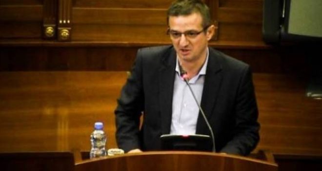 Ja si e futën Vetëvendsje gazin lotsjellës brenda Kuvendit