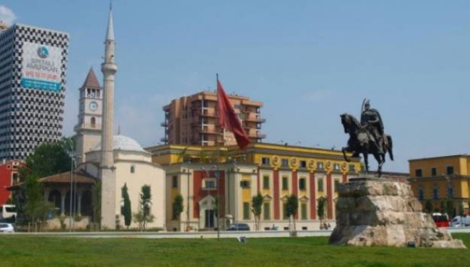 Priten arrestime të zyrtarëve të lartë në Tiranë, para vizitës së Merkel