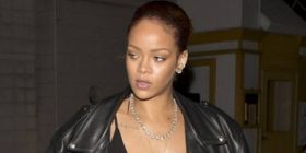Rihanna nxjerr gjoksin teksa ecën (Foto)