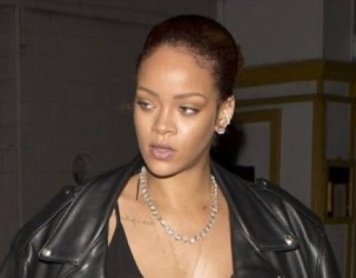 Rihanna nxjerr gjoksin teksa ecën (Foto)
