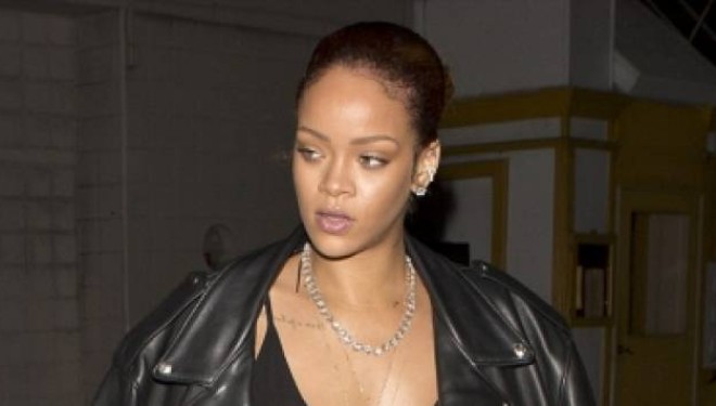 Rihanna nxjerr gjoksin teksa ecën (Foto)