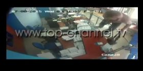 Durrës, policia shpërndan pamjet e grabitjes së bankës (Video)