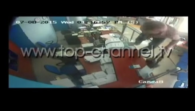 Durrës, policia shpërndan pamjet e grabitjes së bankës (Video)