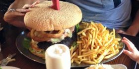 Këtë hamburger askush nuk ka mujt me qu deri në fund!