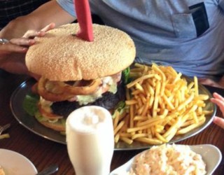 Këtë hamburger askush nuk ka mujt me qu deri në fund!