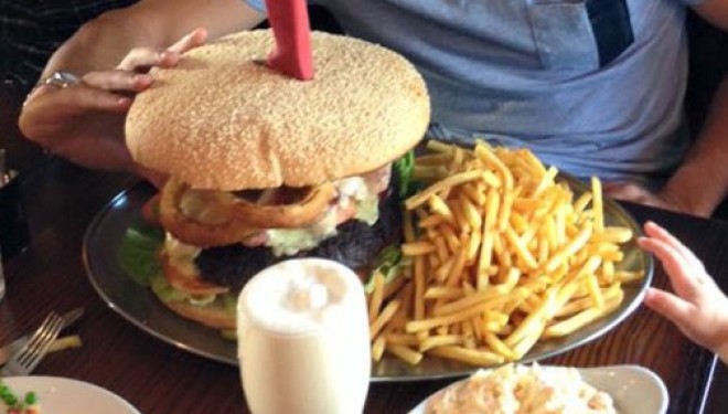 Këtë hamburger askush nuk ka mujt me qu deri në fund!