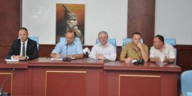 Ministri Hyseni vizitoi Klinën dhe bëri homazhe te varri Shaban Manajt