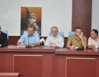 Ministri Hyseni vizitoi Klinën dhe bëri homazhe te varri Shaban Manajt