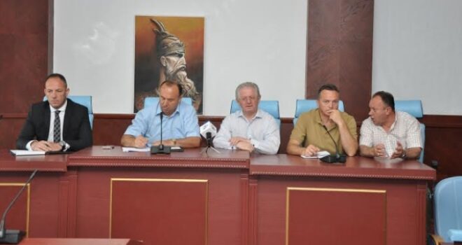 Ministri Hyseni vizitoi Klinën dhe bëri homazhe te varri Shaban Manajt