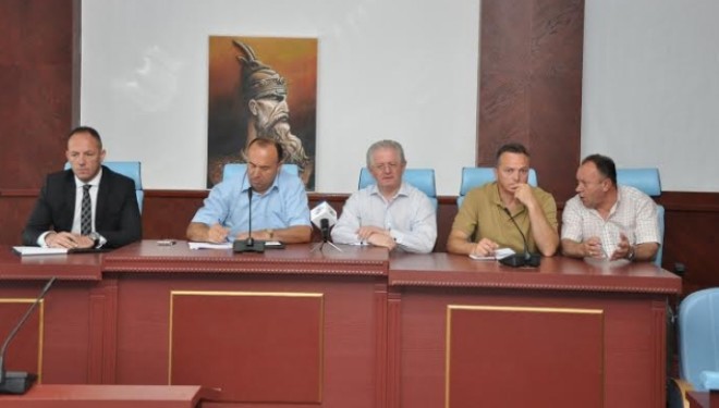 Ministri Hyseni vizitoi Klinën dhe bëri homazhe te varri Shaban Manajt