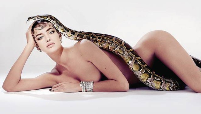 Irina Shayk, nudo me një gjarpër për Sorbet (FOTO)