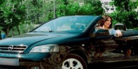 Biznesmeni shqiptar i fal kabriolet, këngëtarja ukrainase nuk ia pranon (Foto)