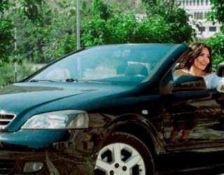 Biznesmeni shqiptar i fal kabriolet, këngëtarja ukrainase nuk ia pranon (Foto)