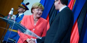 Merkeli porosit Vuçiqin: Mos u bëni pengesë për Kosovën