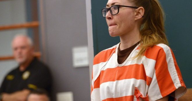 Abuzoi seksualisht me 3 nxënës, lihet në burg ish-mësuesja