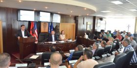 Ministri Abrashi shpalos në Gjilan platformën për subvencionimin e pagave