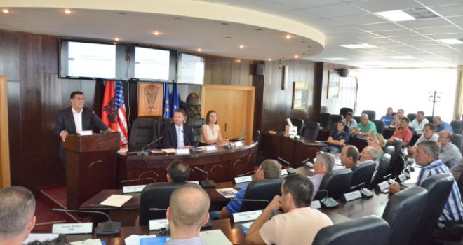 Ministri Abrashi shpalos në Gjilan platformën për subvencionimin e pagave