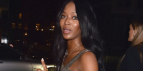 Naomi Campbell tregon gjinjtë (Foto)