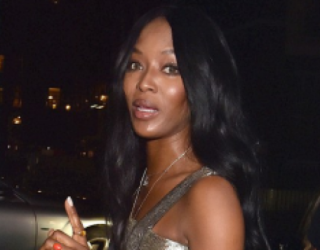 Naomi Campbell tregon gjinjtë (Foto)