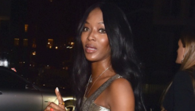 Naomi Campbell tregon gjinjtë (Foto)