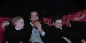 Drama e rockerit. Nick Cave’it i vdes djali tuj ra prej shkrepi