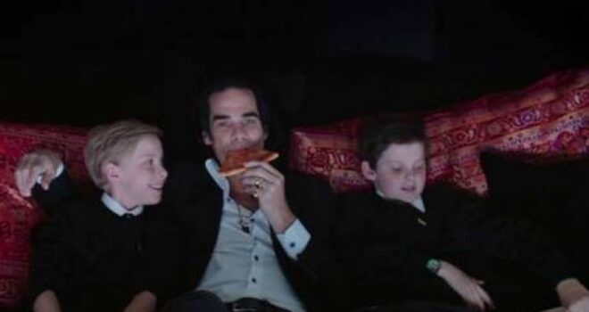 Drama e rockerit. Nick Cave’it i vdes djali tuj ra prej shkrepi