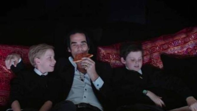 Drama e rockerit. Nick Cave’it i vdes djali tuj ra prej shkrepi