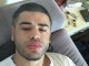 Kë po pallon Noizy në shtrat në dhomën e një hoteli në Prishtinë (Foto)