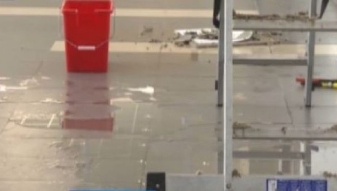 Në Pallatin e Drejtësisë tash rrjedh edhe uji (Video)