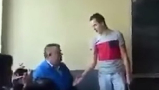 Videoja që ka ngritur në këmbë Ballkanin: Nxënësi maltreton profesorin! (Video)