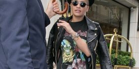 Rita Ora shëtitet vetëm me bluzë (Foto)