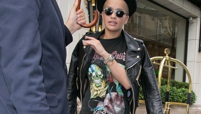 Rita Ora shëtitet vetëm me bluzë (Foto)