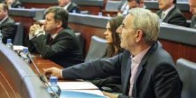 “Çartet” Sabri Hamiti, ja me çfarë fjalë i drejtohet deputetes!