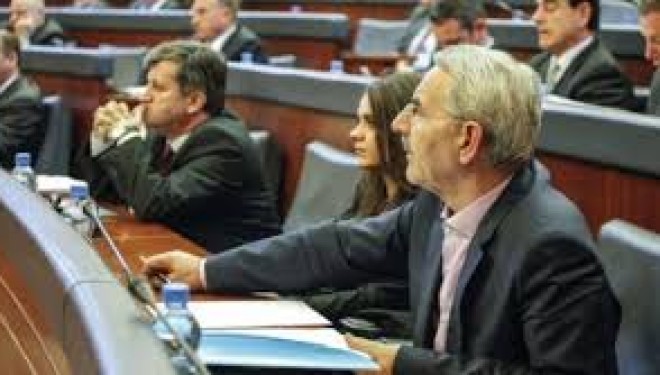 “Çartet” Sabri Hamiti, ja me çfarë fjalë i drejtohet deputetes!