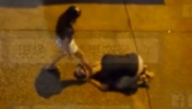 E dhunon të dashurin, ndërsa ai i lutej (Video)